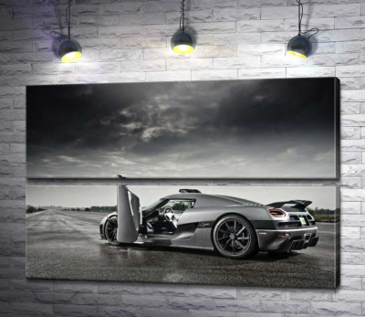 Модульная картина "Шведский гиперкар Koenigsegg Agera под переливами грозовых облаков"