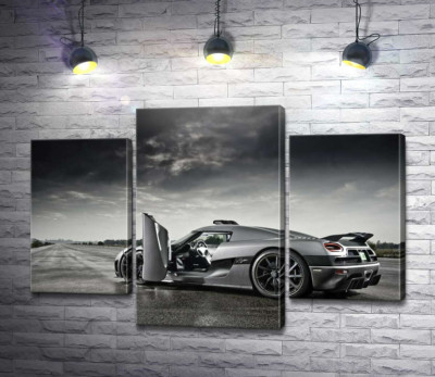 Модульная картина "Шведский гиперкар Koenigsegg Agera под переливами грозовых облаков"