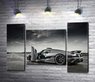 Шведський гіперкар Koenigsegg Agera під переливами грозових хмар