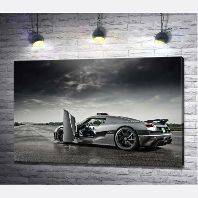 Шведський гіперкар Koenigsegg Agera під переливами грозових хмар