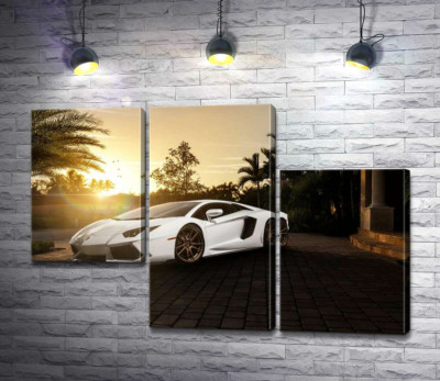 Жемчужные переливы белого автомобиля Ламборгини (Lamborghini) в лучах заходящего солнца