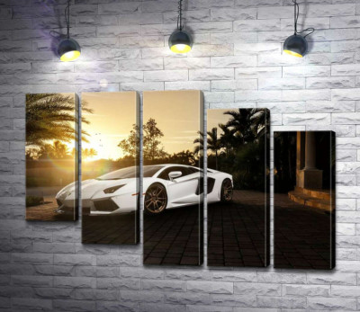 Модульная картина "Жемчужные переливы белого автомобиля Ламборгини (Lamborghini) в лучах заходящего солнца"