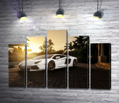 Модульна картина "Перлові переливи білого автомобіля Ламборгіні (Lamborghini) в промінні сонця, що заходить"