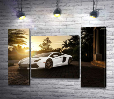 Жемчужные переливы белого автомобиля Ламборгини (Lamborghini) в лучах заходящего солнца