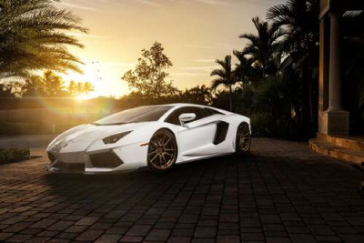 Перлові переливи білого автомобіля Ламборгіні (Lamborghini) в промінні сонця, що заходить