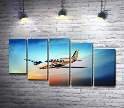 Американський літак Beechcraft Bonanza серед палаючого заходу