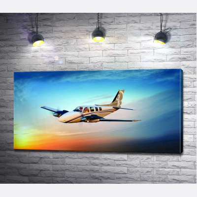 Американский самолет Beechcraft Bonanza среди горящего запада