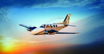 Американський літак Beechcraft Bonanza серед палаючого заходу