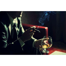 Сигара и алкоголь: вечерний отдых мужчины