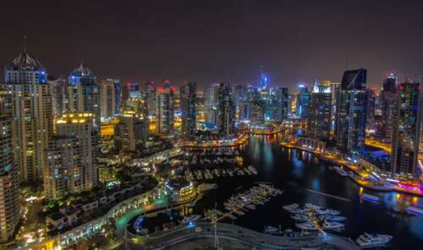 Залив Марина в огнях ночного Дубая