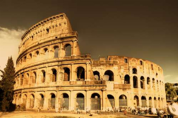 Руины эпохи в грандиозной постройке Колизея