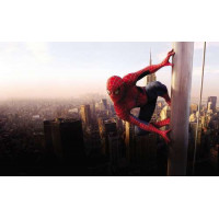 Человек-паук готовится к прыжку на вершине небоскреба