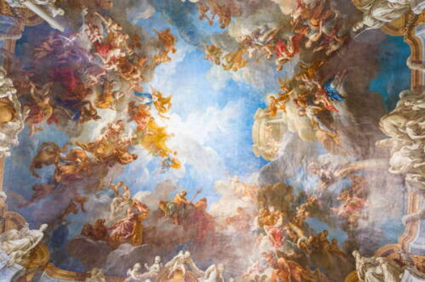 Небесно красивый потолок в Зеркальном зале (Hall of Mirrors) французского Версаля (Palace of Versailles)