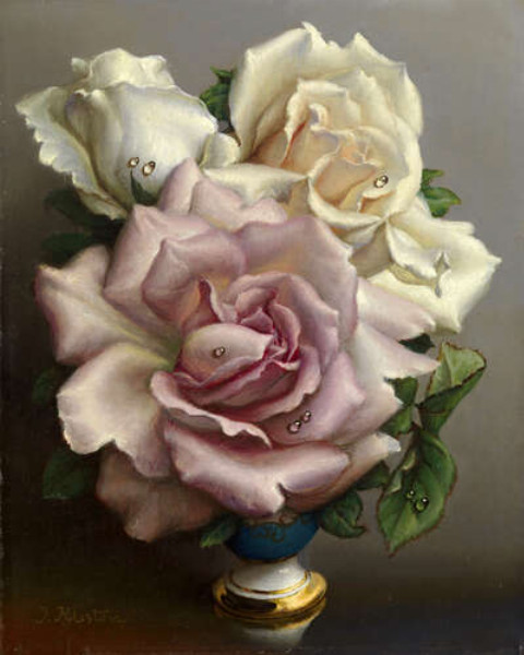 Белые и розовые розы в синей вазе