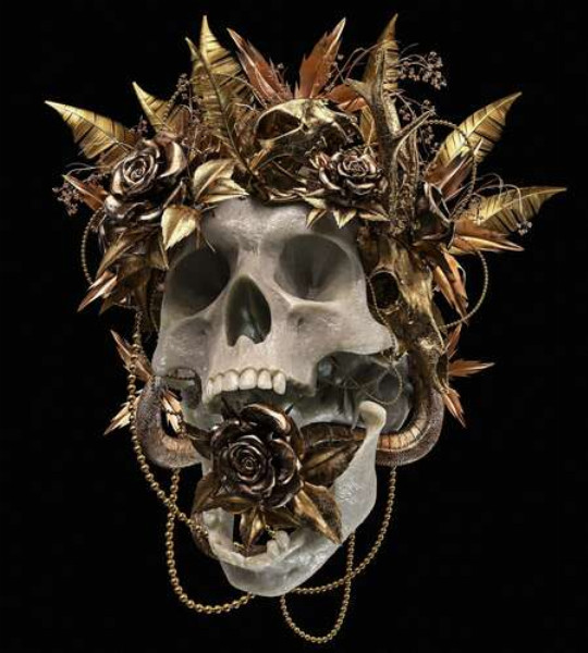 Человеческий череп в золотом венке из роз