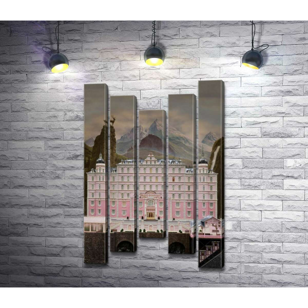 Жемчужно-розовый отель на постере к фильму "Отель" Гранд Будапешт "" (The Grand Budapest Hotel)