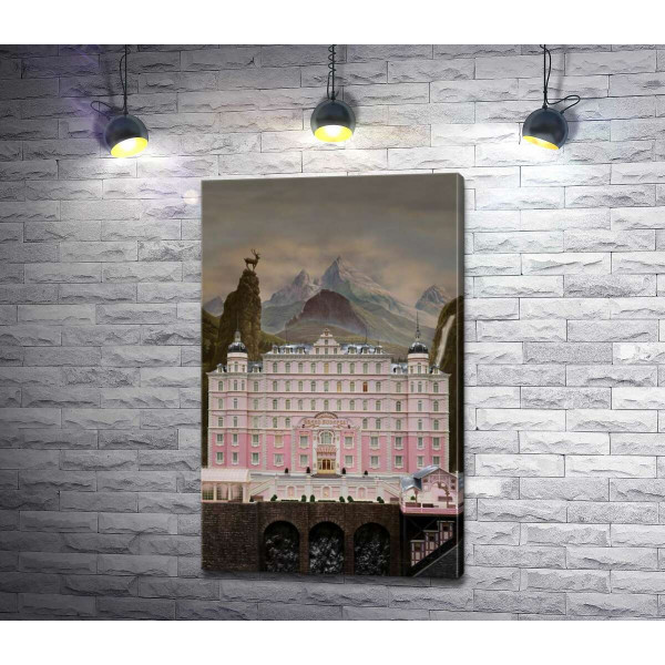 Перлово-рожевий готель на постері до фільму "Готель "Гранд Будапешт"" (The Grand Budapest Hotel)