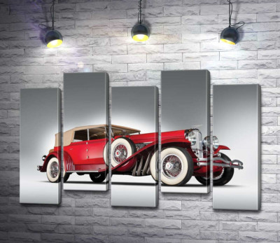 Старинный автомобиль 1920 года американской компании Duesenberg