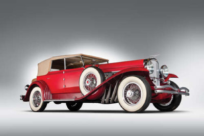 Старинный автомобиль 1920 года американской компании Duesenberg