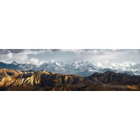 Пустынные горные хребты Гималаев возвышаются над землей