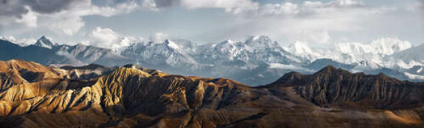 Пустынные горные хребты Гималаев возвышаются над землей