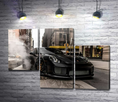 Модульна картина "Вугільно-чорний автомобіль  Порше (Porsche) 911 серед вулиці старого міста"
