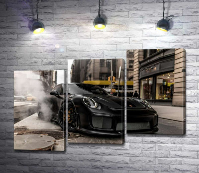 Модульная картина "Угольно-черный автомобиль Порше (Porsche) 911 среди улицы старого города"