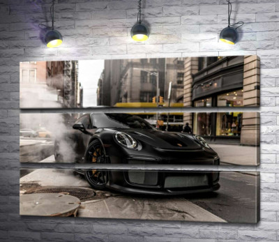 Модульна картина "Вугільно-чорний автомобіль  Порше (Porsche) 911 серед вулиці старого міста"