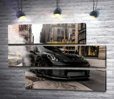 Модульна картина "Вугільно-чорний автомобіль  Порше (Porsche) 911 серед вулиці старого міста"
