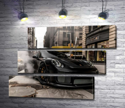 Модульна картина "Вугільно-чорний автомобіль  Порше (Porsche) 911 серед вулиці старого міста"