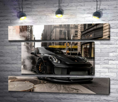 Модульна картина "Вугільно-чорний автомобіль  Порше (Porsche) 911 серед вулиці старого міста"