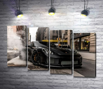 Модульна картина "Вугільно-чорний автомобіль  Порше (Porsche) 911 серед вулиці старого міста"
