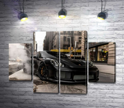 Модульная картина "Угольно-черный автомобиль Порше (Porsche) 911 среди улицы старого города"