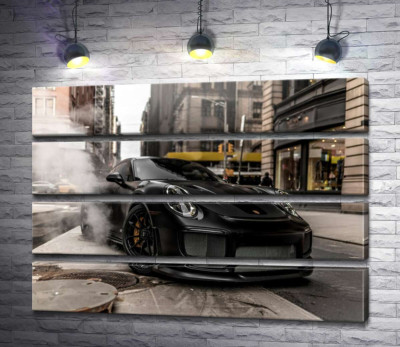 Модульна картина "Вугільно-чорний автомобіль  Порше (Porsche) 911 серед вулиці старого міста"