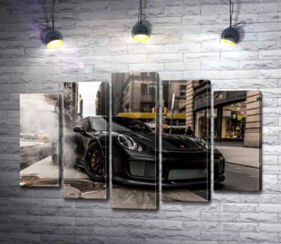Модульна картина "Вугільно-чорний автомобіль  Порше (Porsche) 911 серед вулиці старого міста"