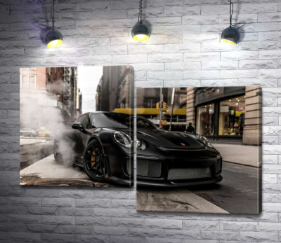 Модульна картина "Вугільно-чорний автомобіль  Порше (Porsche) 911 серед вулиці старого міста"