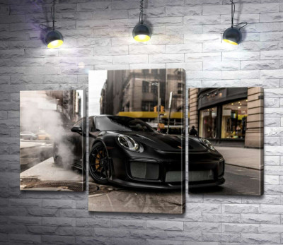 Модульна картина "Вугільно-чорний автомобіль  Порше (Porsche) 911 серед вулиці старого міста"