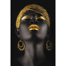 Контраст золотых украшений на темном лице модели