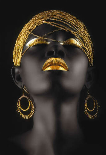 Контраст золотых украшений на темном лице модели