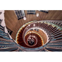 Спираль лестницы с жемчугом фонарей по центру