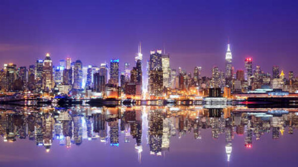 Цветные огни ночного Нью-Йорка отражаются в воде