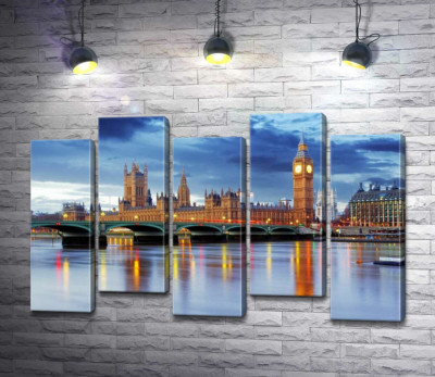 Здание британского парламента и знаменитый Биг-Бен (Big Ben) виднеются из-за моста через Темзу