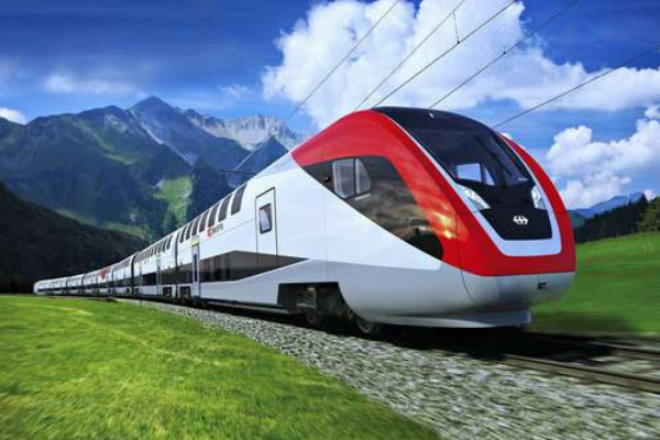 Новейший поезд несется по железнодорожному пути среди зеленых гор