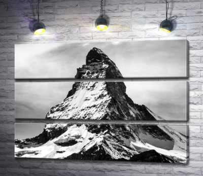 Гострий засніжений шпиль гори Матергорн (Matterhorn)