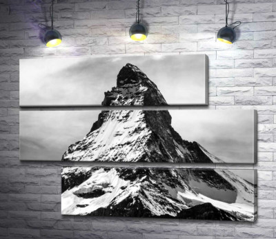 Гострий засніжений шпиль гори Матергорн (Matterhorn)