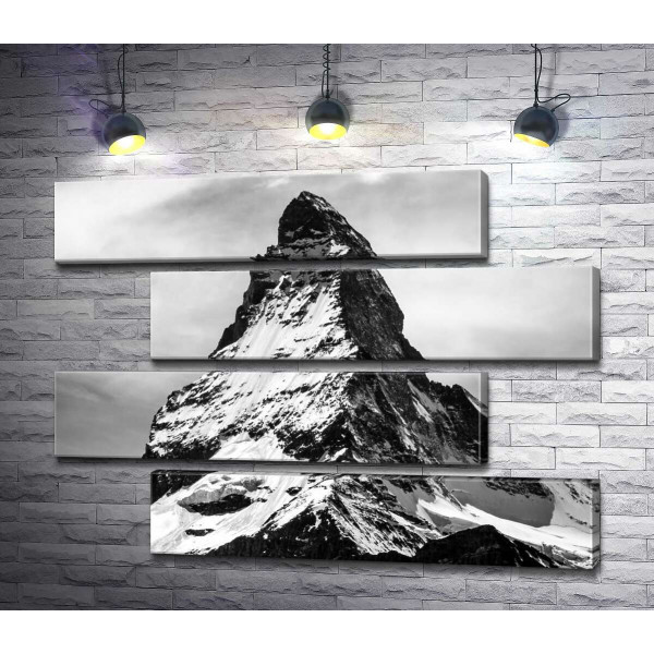 Острый заснеженный шпиль горы Маттерхорн (Matterhorn)