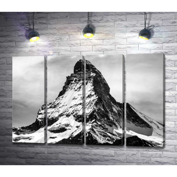 Гострий засніжений шпиль гори Матергорн (Matterhorn)