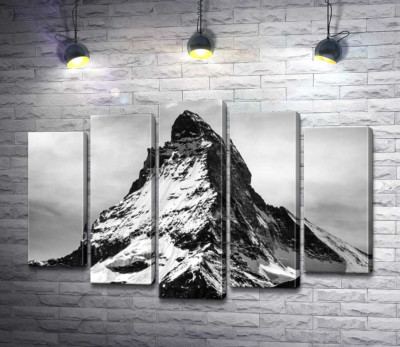 Острый заснеженный шпиль горы Маттерхорн (Matterhorn)