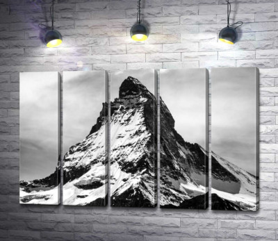 Острый заснеженный шпиль горы Маттерхорн (Matterhorn)