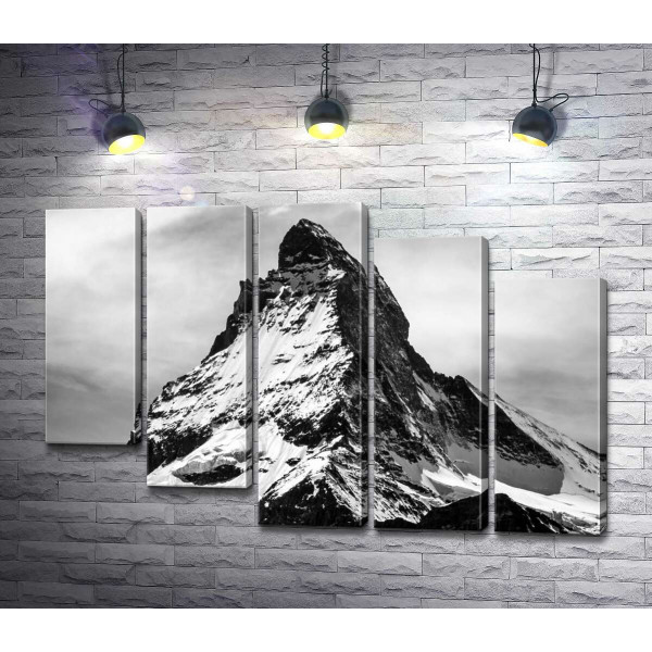 Острый заснеженный шпиль горы Маттерхорн (Matterhorn)